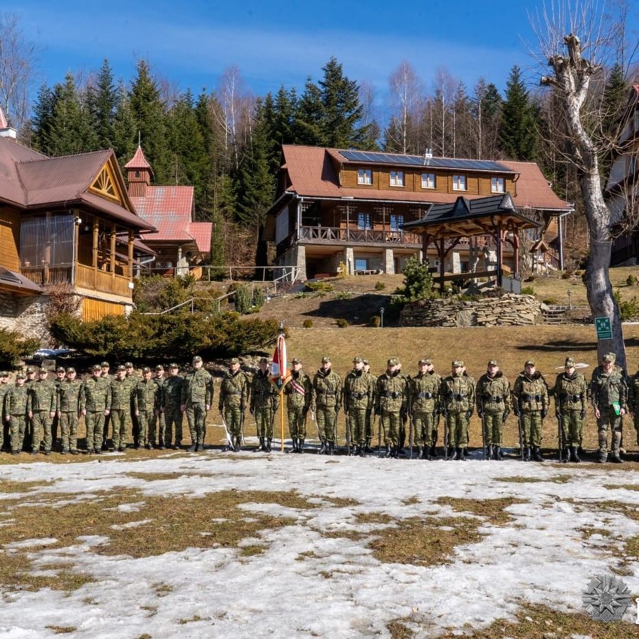 miniaturka dla wpisu o tytule: Funkcjonariusze KaOSG uczcili pamięć o Żołnierzach Wyklętych - zbiórka kadry kierowniczej na Śnieżnicyw Beskidzie Wyspowym